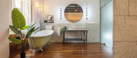 Superior Apartment | Bathroom | Eco-friendly toiletries, hair dryer, slippers, towels