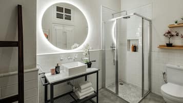 Apartemen | Kamar mandi | Perlengkapan kamar mandi ramah lingkungan, pengering rambut, dan sandal