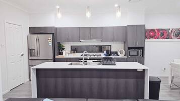 Microondas, horno, placa de cocina y lavavajillas