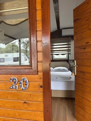 Habitació clàssica, vistes al mar | Roba de llit d'alta qualitat i espai de treball apte per a portàtils