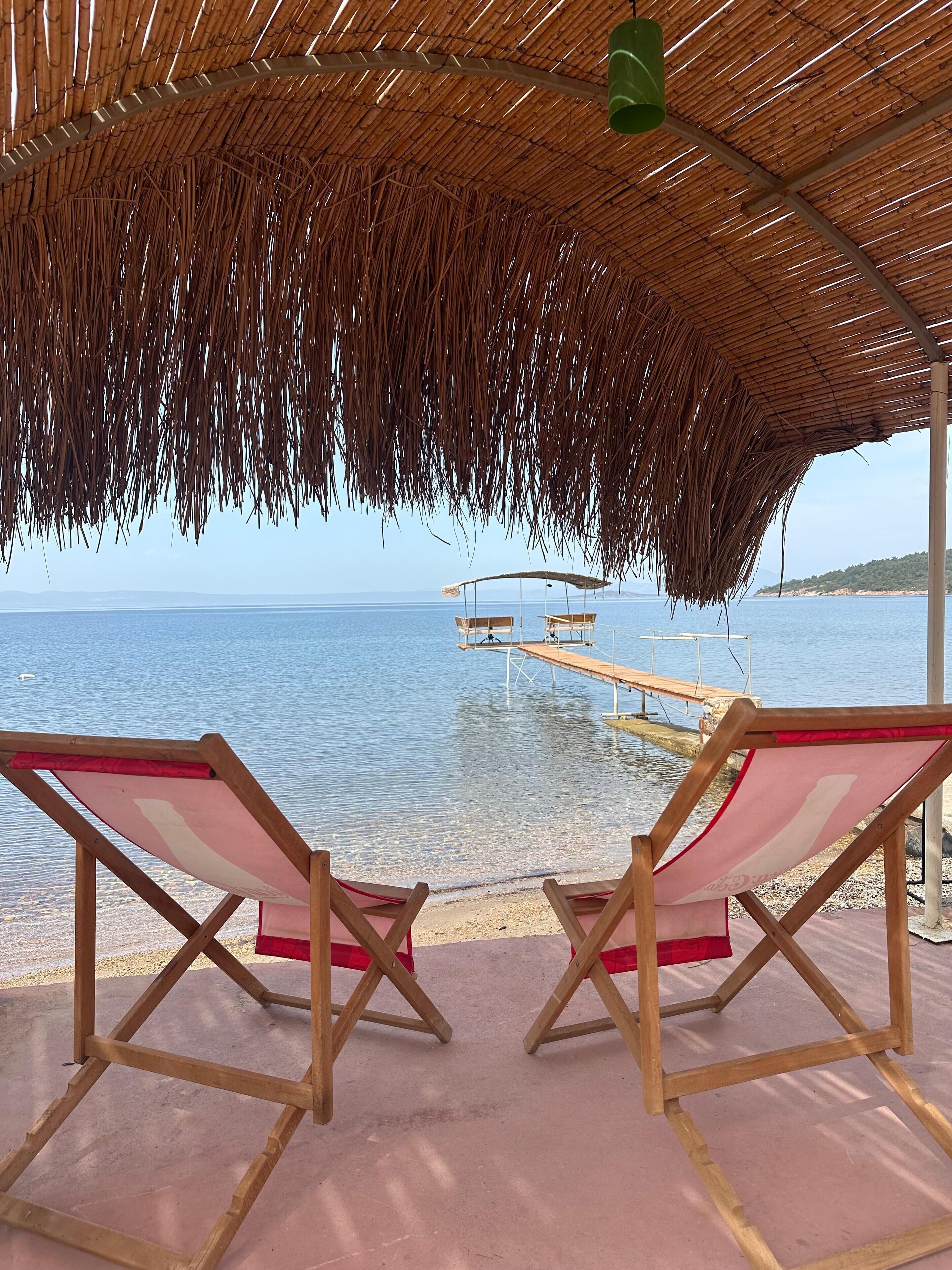 Een 25-inch lcd-televisie met satellietzenders