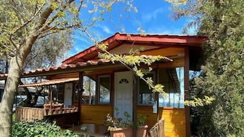 Habitación clásica, vistas al mar | Ropa de cama de alta calidad y espacio para trabajar con un portátil