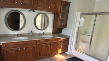 مناشف، صابون، ورق حمّام