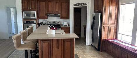 Een koelkast, een magnetron, een oven, een kookplaat