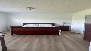 3 bedrooms, in-room safe, desk, bed sheets