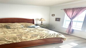 3 bedrooms, in-room safe, desk, bed sheets