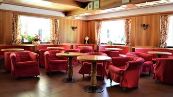 Tägliches Frühstücksbuffet (15 EUR pro Person)