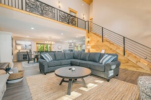 Smart TV, caminetto, videogiochi