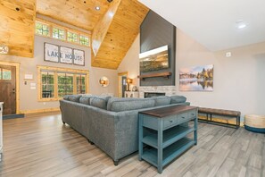 Smart TV, fireplace, video games - Maple Ridge: New, Hot Tub, Lake Access w. Dock Slip (Oakland)