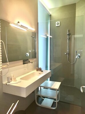 Deluxe Suite, Balcony, Sea View | Bathroom | Hair dryer, towels, soap, shampoo - Villa Giannina (Taormina)