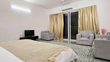 Superior Double Room | Bathroom | Shower, rainfall showerhead, towels, soap