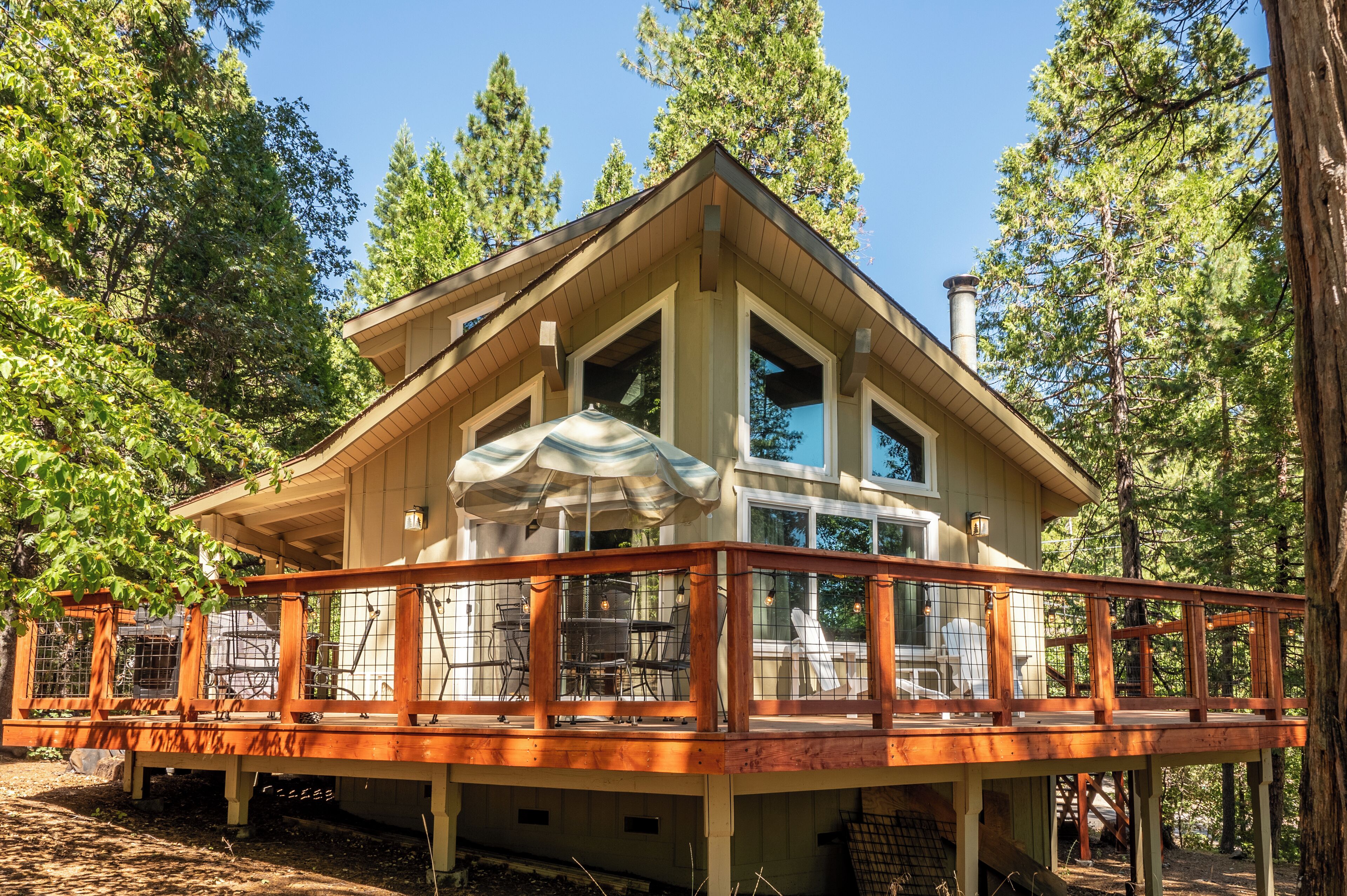 Dancing Bear Cabin ~ Just steps from Pool & Lake!
