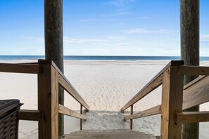 På stranden