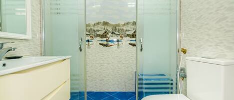 Sèche-cheveux, serviettes fournies, savon, shampoing