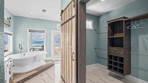 淋浴设施、按摩浴缸、毛巾