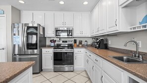 Køleskab, mikrobølgeovn, ovn, kogeplade