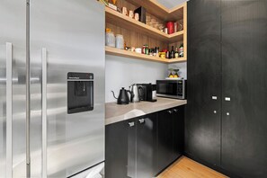 Kühlschrank, Mikrowelle, Ofen, Herdplatte