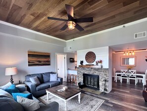 Smart TV, fireplace - On top of the World- 2bd/2ba (Sugar Mountain)