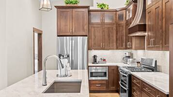 Refrigerador, microondas, horno, placa de cocina