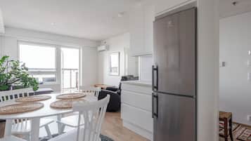 Departamento Deluxe, balcón, vista a la ciudad | Cocina privada | Refrigerador con congelador, microondas, horno y parrilla de estufa