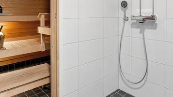 Căn hộ Deluxe, ban công, quang cảnh thành phố | Phòng tắm | Buồng tắm vòi sen, máy sấy tóc, chậu vệ sinh/vòi rửa, sàn nhà có sưởi