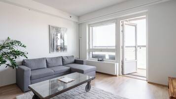 Departamento Deluxe, balcón, vista a la ciudad | Área de sala de estar | Televisión LED de 40 pulgadas con canales por cable