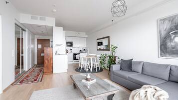 Deluxe-huoneisto, parveke, kaupunkinäköala | 1 makuuhuone, yksilöllisesti sisustettu, yksilöllisesti kalustettu