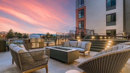 Landing | Beautiful 1BD, Clubhouse, Pool