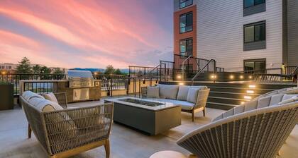 Landing | Beautiful 1BD, Clubhouse, Pool