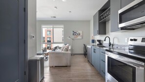 Een koelkast, eettafels