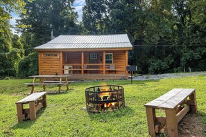 Outdoor dining - Cozy Two Bedroom Homestead Minutes from Gatlinburg (Cosby)