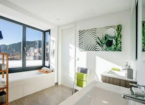 Hårtørrer, håndklæder, Sæbe, Toiletpapir