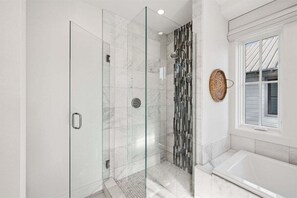 Dusche, Haartrockner, Handtücher