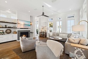 Smart TV, fireplace