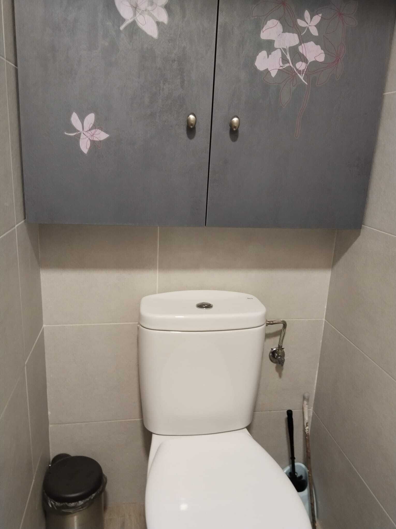 Kylpyhuone, jossa on wc, roskakori ja wc-harja.