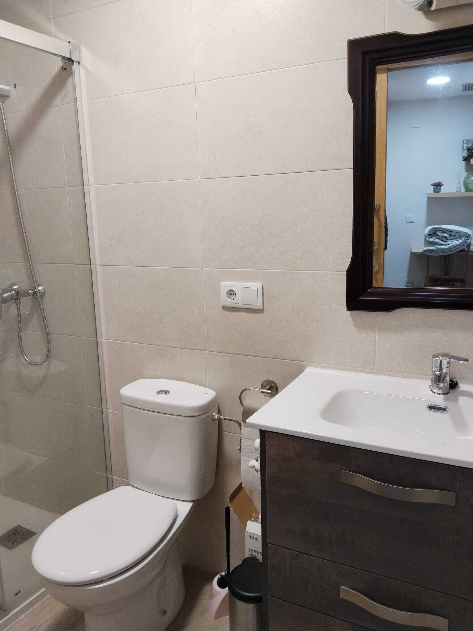 Secador de pelo, toallas, jabón y champú