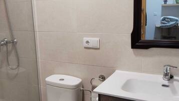 Secadora de cabello, toallas, jabón, shampoo