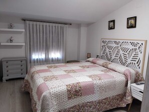 2 Schlafzimmer, Bügeleisen/Bügelbrett, Reisekinderbett, Bettwäsche