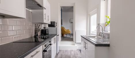 Refrigerador, microondas, horno y tetera eléctrica