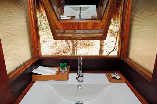 Baumhaus | Badezimmer | Haartrockner, Handtücher, Seife, Shampoo