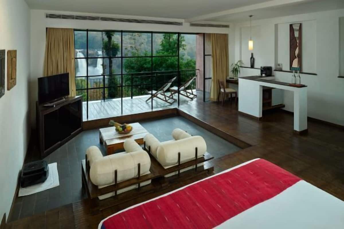 Hypo-allergenic bedding, in-room safe, blackout curtains