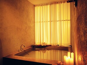 Executive Room | Hypo-allergenic bedding, in-room safe, blackout drapes - Rainforest  (Chalakudy)