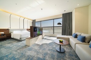 Kamar Double Comfort, 1 Tempat Tidur King (Spacious) | Brankas, ruang kerja ramah laptop, tirai kedap cahaya, dan kedap suara