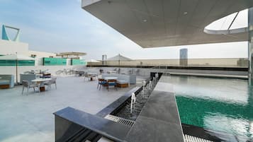 Una piscina al aire libre (de 06:30 a 22:00), sombrillas, tumbonas