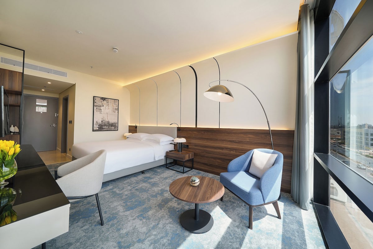 Deluxe kamer, 1 kingsize bed (Olaya Street View) | Een kluis op de kamer, verduisterende gordijnen, geluiddichte muren