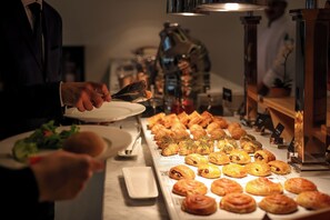 Frukostbuffé varje dag mot avgift