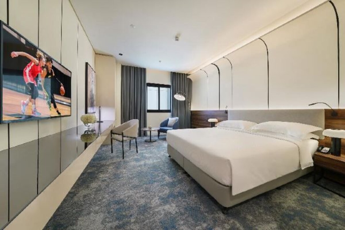 Safe på rommet, skrivebord for bærbar PC og blendingsgardiner