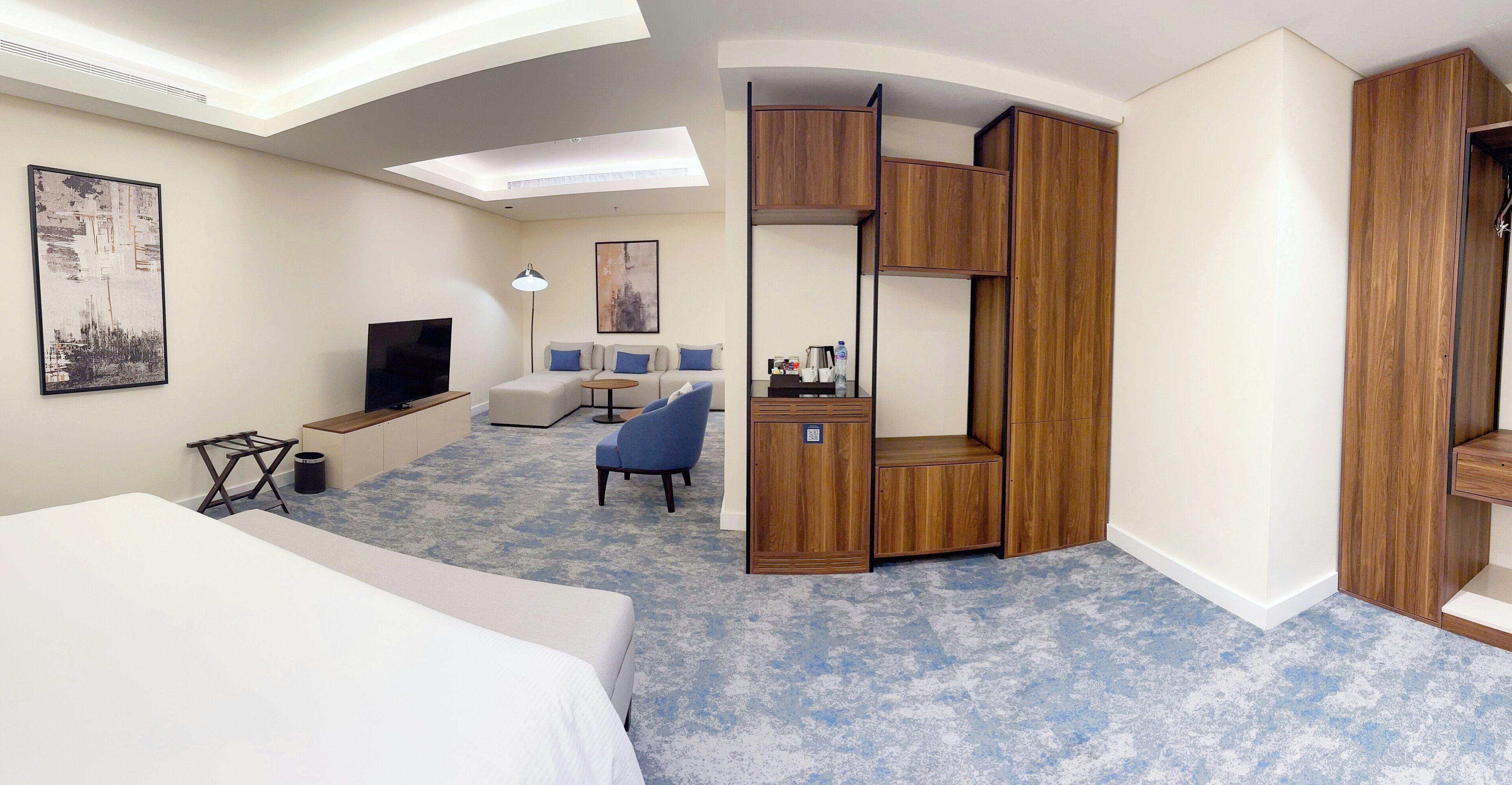 Habitación Confort doble, 1 cama de matrimonio grande (Spacious) | Caja fuerte, espacio para trabajar con un portátil, cortinas opacas