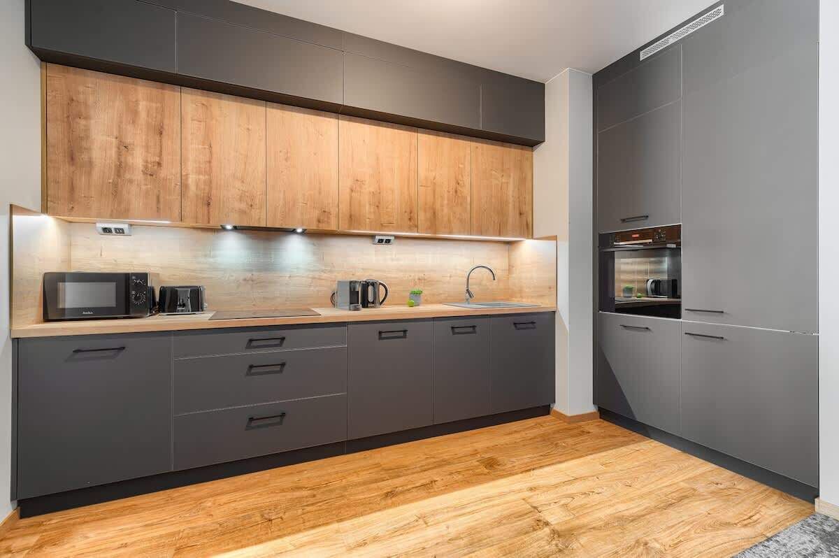 Wasserkocher mit Kaffee-/Teezubehör, Kühlschrank, Mikrowelle, Ofen