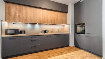 Wasserkocher mit Kaffee-/Teezubehör, Kühlschrank, Mikrowelle, Ofen